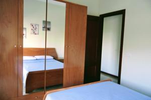 圣克鲁斯-德特内里费城市公寓的一间带镜子和床的卧室