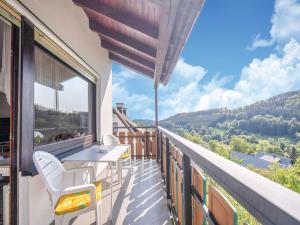 a balcony with a table and chairs and a view at Geräumiges Apartment am Waldrand im Sauerland in Medebach