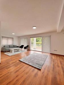 ein Wohnzimmer mit Sofa und Tisch in der Unterkunft River Prestige Resort Villa1 in Ilijaš