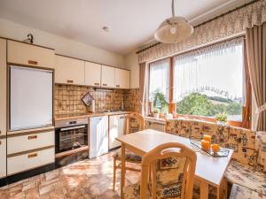 a kitchen with a table and chairs and a window at Geräumiges Apartment am Waldrand im Sauerland in Medebach