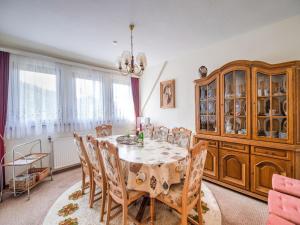 a dining room with a table and chairs at Geräumiges Apartment am Waldrand im Sauerland in Medebach