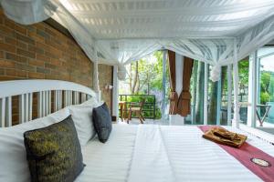 Postel nebo postele na pokoji v ubytování Taatoh Seaview Resort - SHA Plus