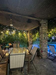 una mesa y sillas en un patio con luces en Villa Flower Garden, en Banja Luka 60 fotos más
