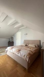 1 dormitorio con 1 cama grande en el ático en Villa Flower Garden, en Banja Luka