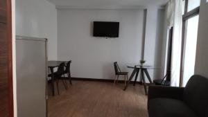 Μια τηλεόραση ή/και κέντρο ψυχαγωγίας στο Oak 3c Private Studio in Zone 10