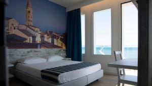 ein Schlafzimmer mit einem Bett und einem Gemälde an der Wand in der Unterkunft Hotel Negretto in Caorle