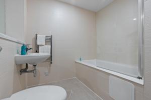 Koupelna v ubytování 2 Bed, 2 Bath New Build Apartment next to Albert Dock Liverpool & M&S Bank Arena - With Juliet Balcony - Monarchs Quay Arena Apartments - Close to Liverpool ONE Shopping, Exhibition Centre Liverpool, Pullman Hotel, Bars & Restaurants