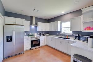 Η κουζίνα ή μικρή κουζίνα στο 1 Mi to Lake LBJ Peaceful Home with Patio and Yard!