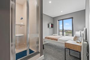 Postel nebo postele na pokoji v ubytování 2 Bed, 2 Bath New Build Apartment next to Albert Dock Liverpool & M&S Bank Arena - With Juliet Balcony - Monarchs Quay Arena Apartments - Close to Liverpool ONE Shopping, Exhibition Centre Liverpool, Pullman Hotel, Bars & Restaurants