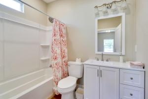 Ένα μπάνιο στο 1 Mi to Lake LBJ Peaceful Home with Patio and Yard! +18 φωτογραφίες