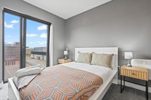Postel nebo postele na pokoji v ubytování 2 Bed, 2 Bath New Build Apartment next to Albert Dock Liverpool & M&S Bank Arena - With Juliet Balcony - Monarchs Quay Arena Apartments - Close to Liverpool ONE Shopping, Exhibition Centre Liverpool, Pullman Hotel, Bars & Restaurants