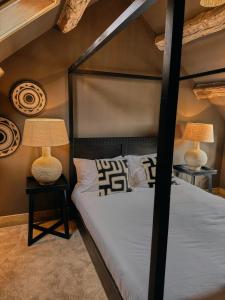 En eller flere senge i et værelse på Boutique Country Cottage