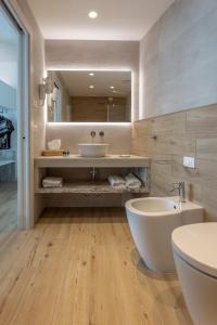 ein Badezimmer mit einer weißen Badewanne und einem Waschbecken in der Unterkunft Hotel Negretto in Caorle