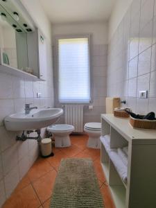 une salle de bain blanche avec un lavabo et des toilettes dans l'établissement La Rosa, à Ferrare