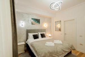 a bedroom with a large bed and a mirror at Ariniș Best Bucovina Apartament in Gura Humorului