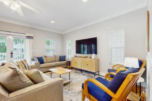 salon z dwiema kanapami i telewizorem w obiekcie Seaster Shack w mieście Seacrest