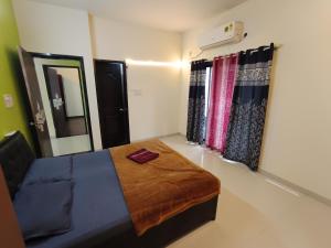 ロナバラにあるPlanet C villa - 3 BHK with private swimming poolのベッドルーム1室(鏡とカーテン付きのベッド1台付) +72枚の写真
