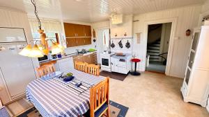 Una cocina con una mesa y un comedor. en Cozy Family Villa for aurora lovers, en Byske