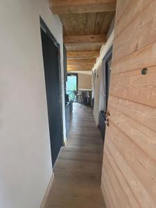 un pasillo de una casa con una pared de madera en Muranche Lofts N, en Valtournenche