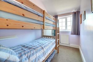 En eller flere senge i et værelse på Crossing Keepers Cottage