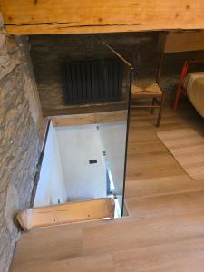 Una vista aérea de una habitación con una mesa y un espejo. en Muranche Lofts N, en Valtournenche