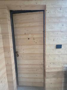 una puerta de madera en una habitación con pared en Muranche Lofts N, en Valtournenche