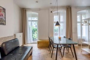 un soggiorno con un tavolo di vetro e un divano di Mooeve Boxi Studios a Berlino