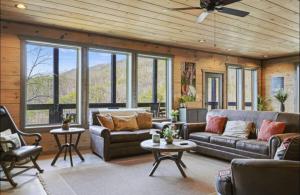 Et opholdsområde på Amazing Heated Pool Cabin with View!