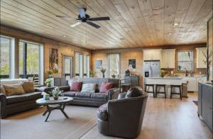 Et opholdsområde på Amazing Heated Pool Cabin with View!