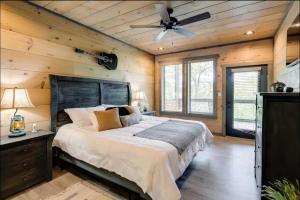 En eller flere senge i et værelse på Amazing Heated Pool Cabin with View! + 41 billeder