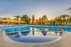 Bazén v ubytování Kipriotis Hippocrates Hotel nebo v jeho okolí