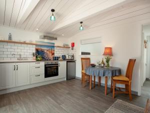 Η κουζίνα ή μικρή κουζίνα στο Linden Lodge