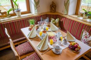 una mesa larga con comida en un restaurante en Wanishof, en Thiersee