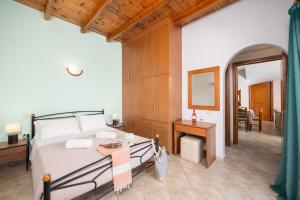 Кровать или кровати в номере Villa Yeraki +43 фотографии
