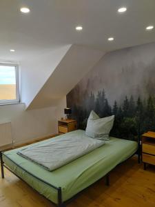 Postel nebo postele na pokoji v ubytování Country charm meets city convenience