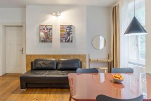 un soggiorno con un divano e un tavolo di Mooeve Boxi Studios a Berlino