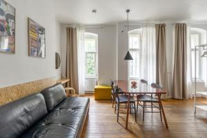 un soggiorno con un divano e un tavolo di Mooeve Boxi Studios a Berlino