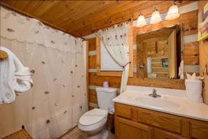 Bilik mandi di Do Not Disturb by American Patriot Getaways +25 gambar