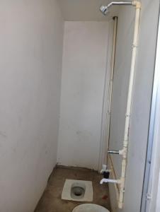 Bilik mandi di Vindhyvasini Home stay