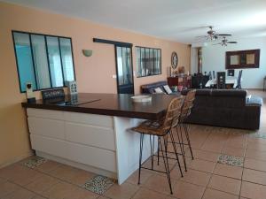 Χώρος καθιστικού στο Villa plain-pied avec piscine californienne privée