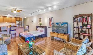 Posezení v ubytování Walk to Beach I Ocean View I Two Baths I Pool