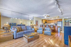 Posezení v ubytování Walk to Beach I Ocean View I Two Baths I Pool