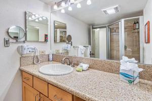 Koupelna v ubytování Walk to Beach I Ocean View I Two Baths I Pool + 8 fotografií