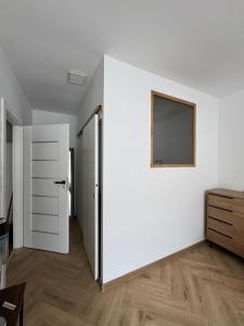 an empty room with a white wall and a door at Apartament Vikicentrum in Bolesławiec
