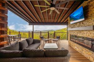 Μια τηλεόραση ή/και κέντρο ψυχαγωγίας στο Do Not Blink by American Patriot Getaways