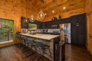 Η κουζίνα ή μικρή κουζίνα στο Do Not Blink by American Patriot Getaways