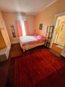 Ένα ή περισσότερα κρεβάτια σε δωμάτιο στο Lilac House from 1920 in Wilmington