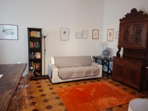 a living room with a couch and a book shelf at Casa Zenobi in Senigallia