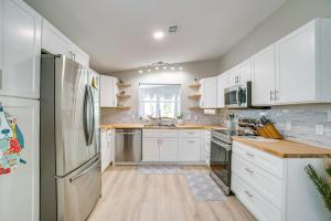 Fotografie z fotogalerie ubytování Tee Off and Soak Up Sun! Airy Englewood Gem with Yard v destinaci Englewood