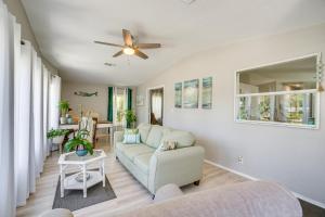 Posezení v ubytování Tee Off and Soak Up Sun! Airy Englewood Gem with Yard